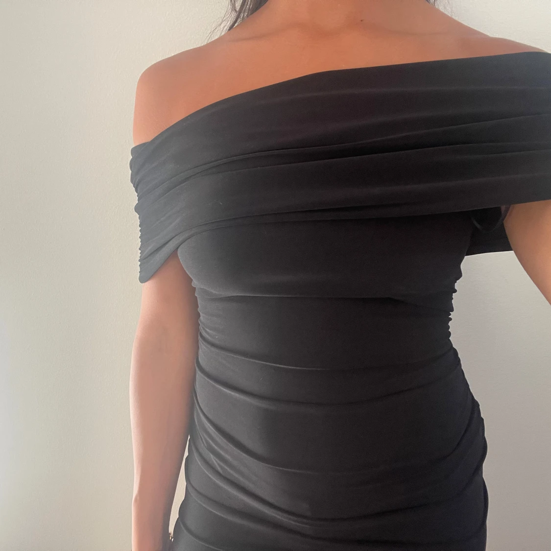 Svart offshoulder kortklänning - 3