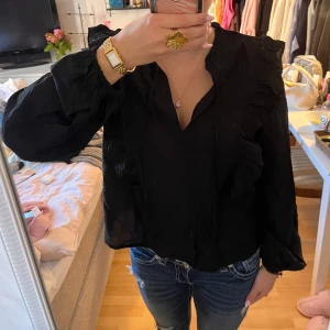 Svart blus med volang från Kappahl - Knappt använd blus från Kappahl inga defekter💘
