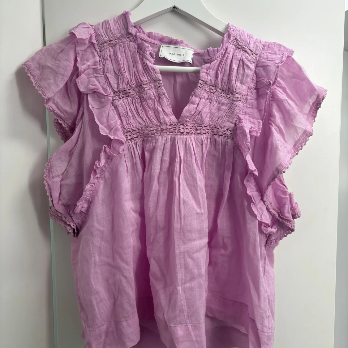 Ljuslila/rosa blus med volanger från Neo Noir