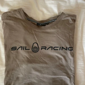 Brun t-shirt från Sail Racing - Sail racing t shirt fint skick 