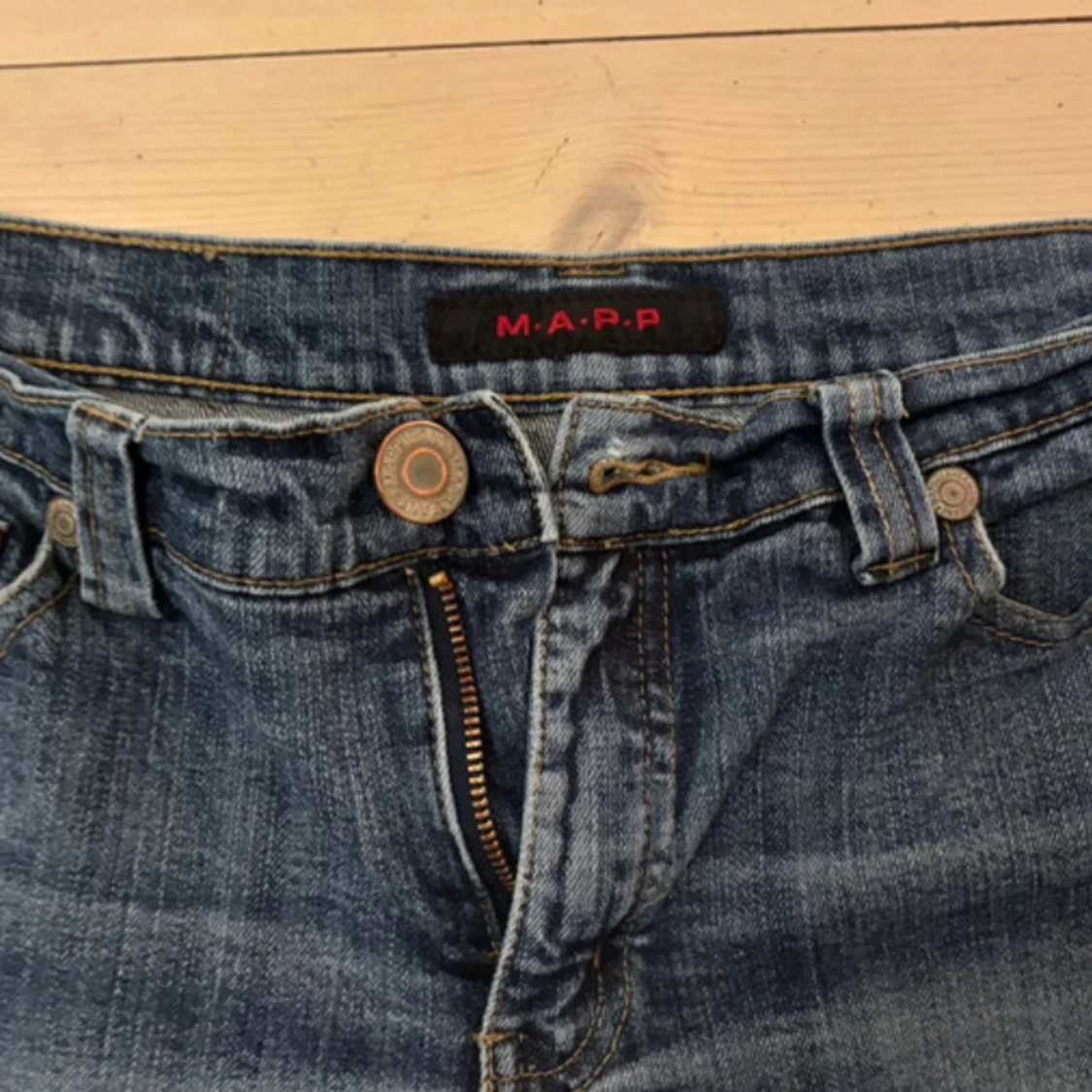 Blå jeans från M.A.P.P med broderade fickor - 1