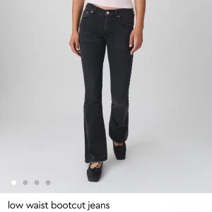 Svarta bootcut jeans låg midja - Snygga svarta jeans med låg midja och bootcut-ben. Jeansen har klassisk femficksdesign och är gjorda i stretchigt denim som sitter skönt. Passar till både sneakers och boots för en cool look.