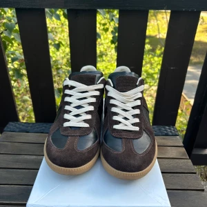 Maison Margiela GAT’s size 42 - Dark brown Maison Margiela GAT’s i storlek 42, mycket bra skick, 9/10, kvitto från SSENSE.     Box medföljer.                                                             Bara att kontakta för vidare frågor.
