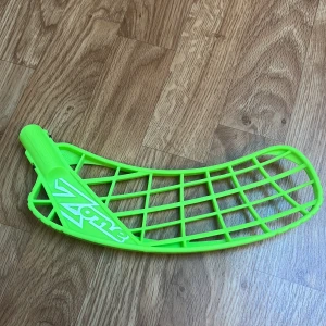 Blad till innebandyklubba - Innebandyblad från Zone, modell Hyper, i grön neonfärg. Vinkel left. Aldrig använt.