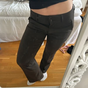 Bruna kostymbyxor med bootcut - Bruna kostymbyxor i storlek s, låg midjade❣️❣️