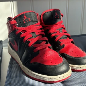 Nike Air Jordan i Svart & Röd  - Nike Air Jordan  klassisk svart och röd färg. Skorna har en ikonisk design med snörning och den välkända Air Jordan-loggan på sidan. Original pris ca 1 700kr knappast använda! Kartong till skorna finns inte kvar, inte heller prislapp. Köpt från Nikes hemsida ❣️