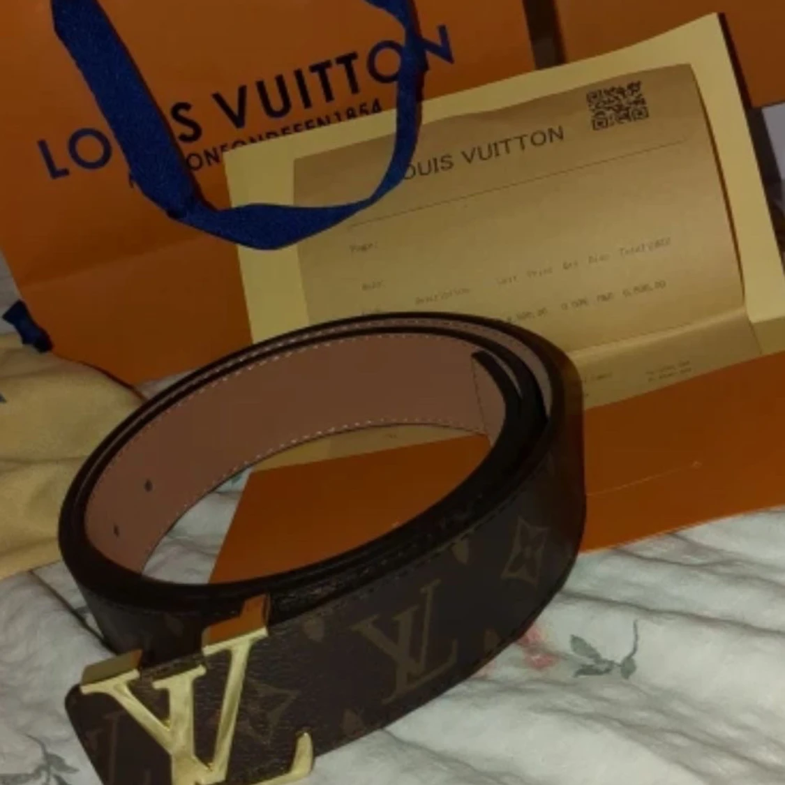 ÄKTA Brunt monogram-bälte, 110 cm, med guldfärgat spänne  - 1