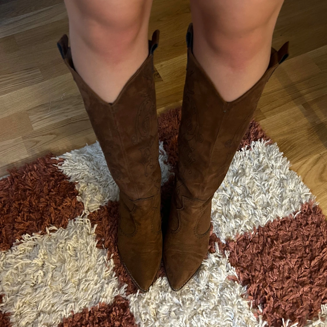 Bruna cowboy boots med spetsig tå