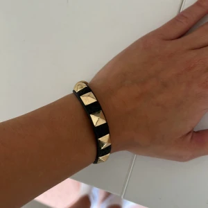 Svart armband med guldnitar - Super snyggt armband💕💕