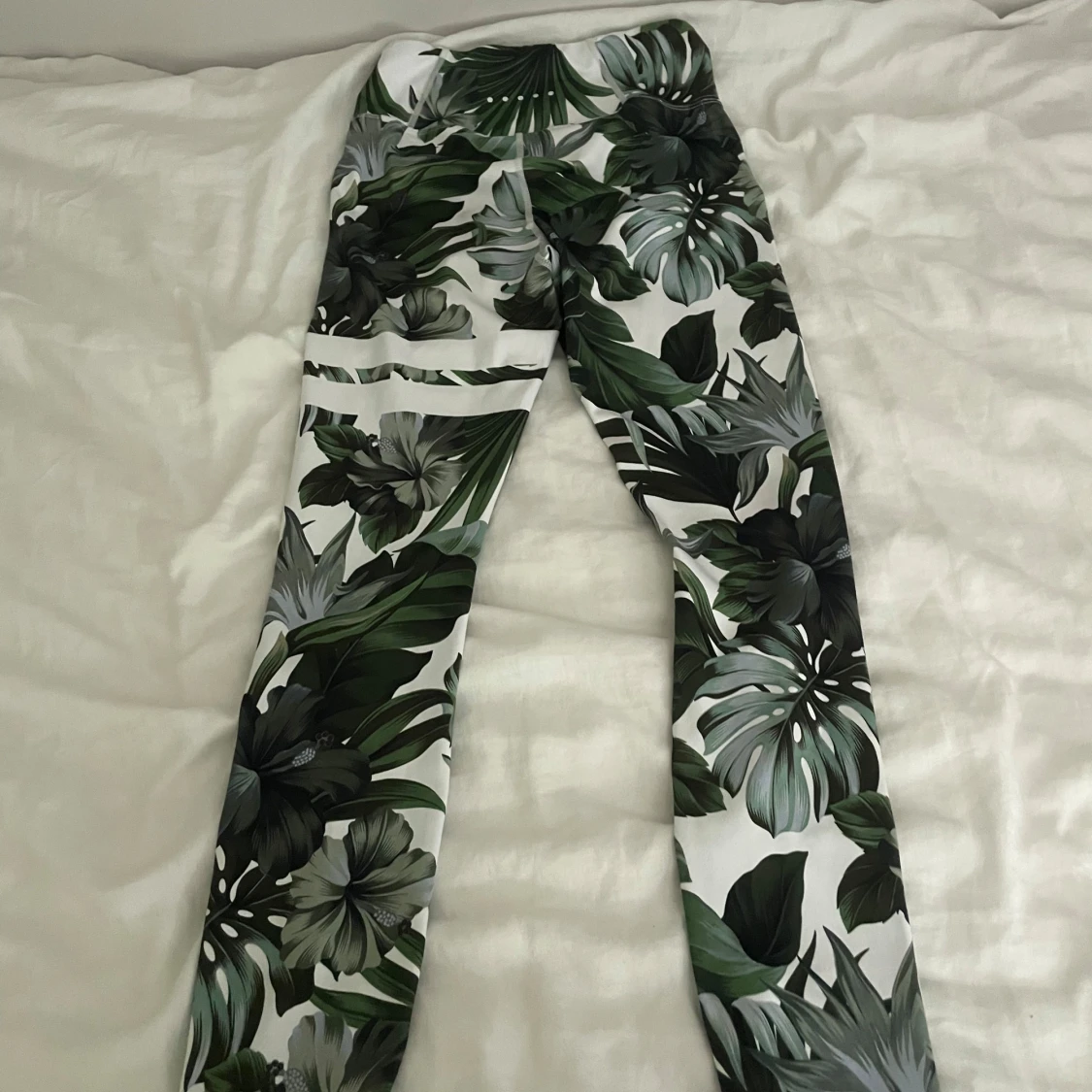 Tropiska leggings med bladmönster - 1