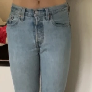 Levi's 501 ljusblå jeans straight fit - Ljusblå klassiska Levi's 501 jeans med rak passform och medelhög midja. Jeansen har fem fickor, knappgylf och den röda Levi's-taggen bak. Nästan helt oanvända. W24 L30
