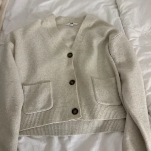 Beige kofta från Uniqlo med knappar - Säljer en beige kofta från Uniqlo 