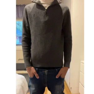Polo Kashmir zip - Säljer nu denna feta Kashmir half zipen. Perfekt nu mot det kallare vädret. Jag är 171 och den passar mig perfekt. Den har dock ett hål i vänstra armhålan därav priset. Köpt för 1500 här på plick och säljer den pga används ej. Tveka inte att att höra av sig!