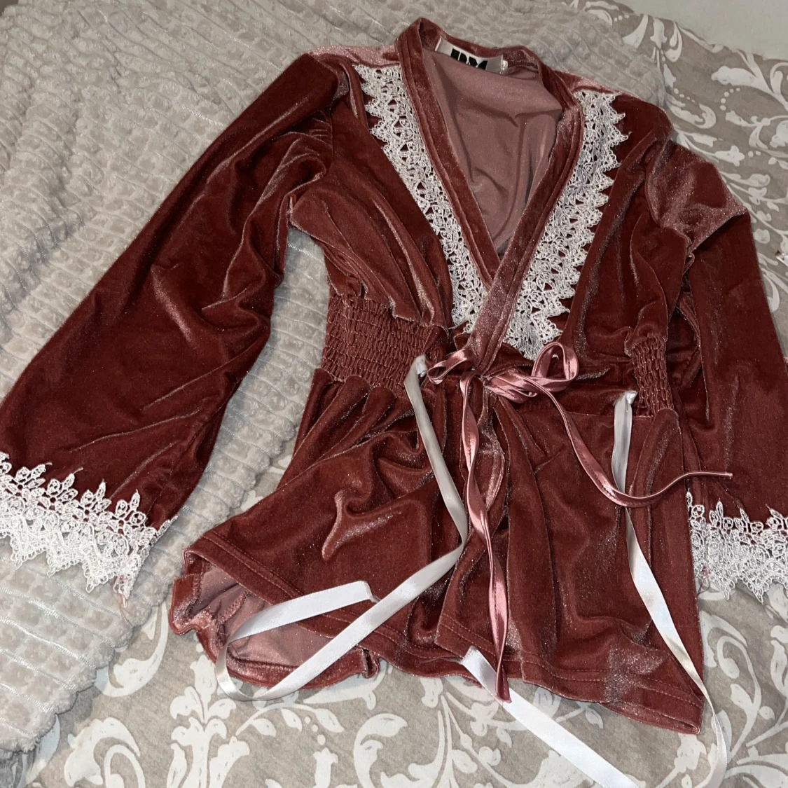 Rosa pyjamas set med vita spetsdetaljer - 3