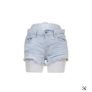 Ljusblå jeansshorts från H&M - Snygga ljusblå jeansshorts från H&M men jag köpte dom från sellpy. Dom är i bra skick och har inte använt dom själv.