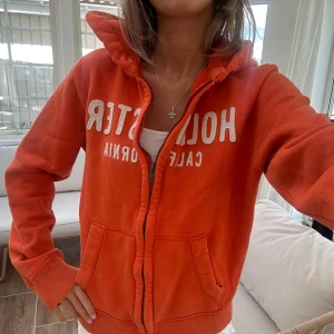 Hollister zip - En zip från Hollister i storlek S. Kan upplevas större i storlek pga oversized fit. Tröjan bedöms vara i väldigt fint skick förutom enstak fläck (se bild). Jag skickar inom 24h. Se liknande zip i min profil! F22