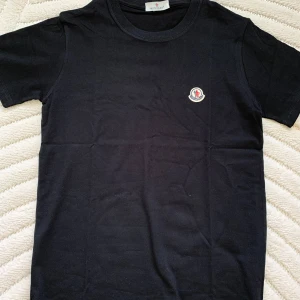 Moncler T-Shirt - Pris kan diskuteras vid en snabb affär.
