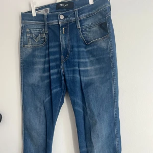 Replay anbass jeans - Säljer dessa replay Anbass jeans. Modell och storlek: Anbass, storlek 28 | Skick: 8/10, finns inga direkta tecken på användning | Pris: Köpte dessa nya från replay för 1500 ungefär, säljer för 250👍🏼🤩