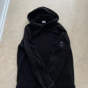 Svart hoodie från C.P. Company - Svart hoodie från C.P. Company är 110% äkta och passar alla still och inga skador på tröjan. 