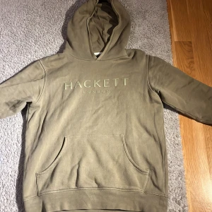 Hacket london hoddie - Snygg beige hoodie från Hackett London med stor logga framtill. Väldigt bra skick!