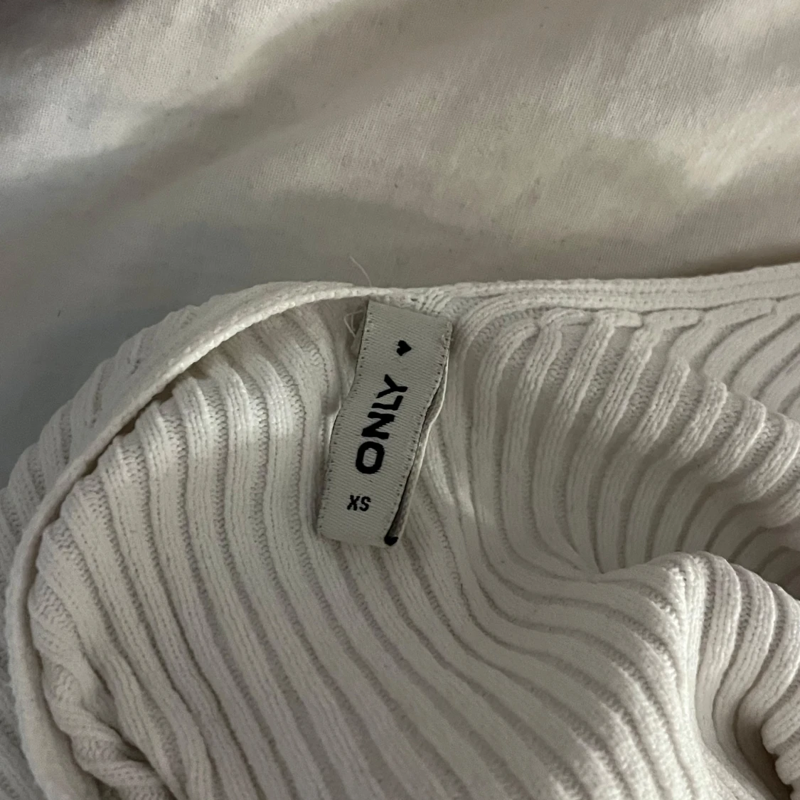 Vit ribbad topp med puffärm från ONLY - 1