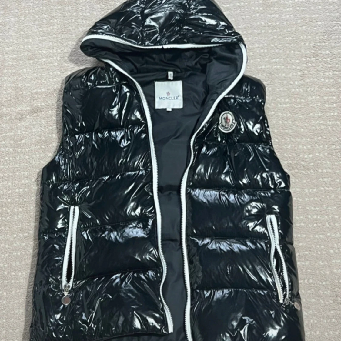 Svart glansig dunväst från Moncler