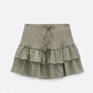 Grön kjol Zara - Säljer min slutsålda gröna kjol från Zara som jag tidigare köpt second hand för att den tyvärr var lite stor på mig