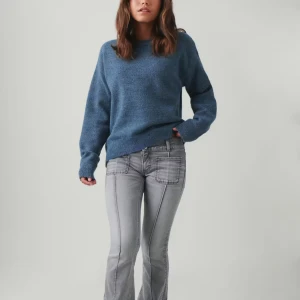 Grå bootcut jeans från Gina Tricot - Säljer ett par grå jeans från Gina young  i storlek 170. Modellen har bootcut-snitt, markerade sömmar och stora fickor framtill. Jeansen har låg midja och är tillverkade i klassiskt denimtyg. Perfekt för dig som gillar retrovibbar och snygga detaljer. För mer frågor är det bara att skriva💕