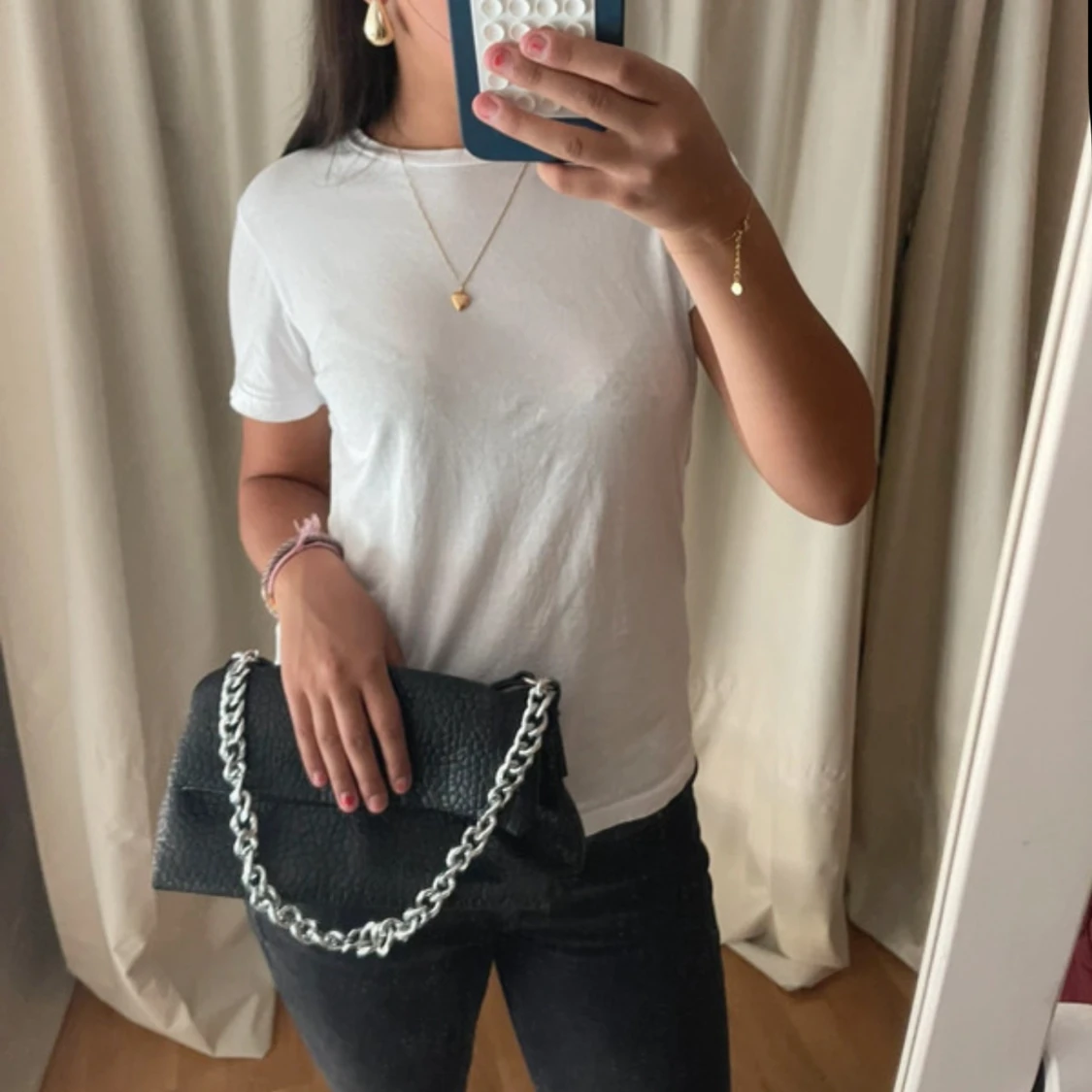 Svart axelväska med kedja