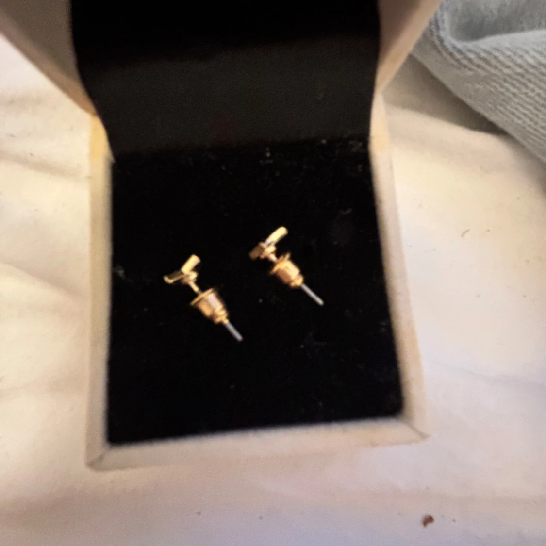 Guldiga chevron örhängen - 1