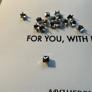 Flycrew Nitar - Säljer nu dessa Valentino Flycrew Nitar | Fungerar som ersättnings nitar till borttappade nitar | kraftig mängdrabatt går att ordna vid förfrågan | hör av er vid frågor eller funderingar |