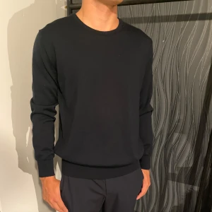 Svart merinoulltröja från Replay - Snygg tröja från Replay i mjuk premium merinoull. Perfekt basic med lång ärm och stilren look, passar till allt. Diskret Replay-logga vid halsen. 