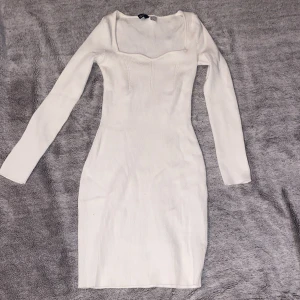 Vit ribbad långärmad klänning H&M - Säljer en vit ribbad klänning från H&M i storlek S. Klänningen har lång ärm, fyrkantig urringning och figurnära passform.  Materialet är mjukt och stretchigt. 💕💕💕💕Har aldrig använt klänningen endast provat den hemma några gånger.💗
