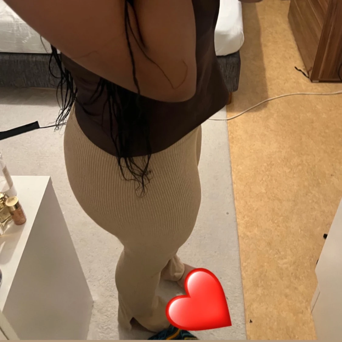 Beige ribbade stickade byxor