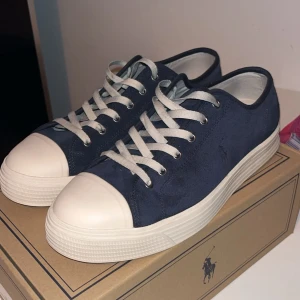 Mörkblå sneakers från Polo Ralph Lauren - Snygga mörkblå sneakers från Polo Ralph Lauren . Bara använt få tal gånger tvättar innan jag skickar dom storlek 43