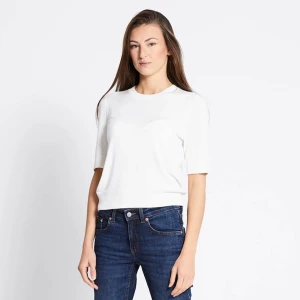 Vit tröja från 157 med ribbad krage - Enkel och stilren vit tröja från 157 med ribbad krage och muddar. Tröjan har en rak passform och är tillverkad i mjuk bomull, perfekt för en clean och fräsch look. Passar lika bra till jeans som till kjol.