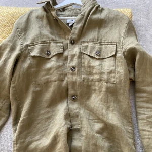 Grön overshirt - Säljer en tvär fet grön overshirt från hm. Trendig och perfekt för hösten. Nästan nytt skick knappt använd. Overshirten har storleken s. Vid fler frågor och funderingar är de bara att skriva 