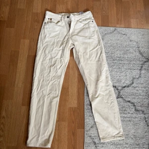 Beige loose jeans från Tom Tailor - Snygga beige jeans från Tom Tailor Denim med loose passform
