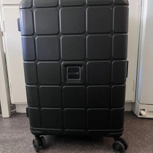 Svart resväska American Tourister - Stor svart resväska från American Tourister, modell Hondo. - Storlek: 55 × 68 × 81 cm - Finns blixtlås för att förstora väskan ytterligare. - Färg: svart - Använd endast en gång på en resa - Köpt nyligen i Japan - Mycket gott skick  Finns för avhämtning på södermalm i Stockholm.
