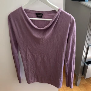 Lila långärmad tröja Massimo Dutti - Säljer en fin lila tunn långärmad tröja från Massimo Dutti som inte kommer till användning. Det står storlek S, men upplever att den sitter lite tajtare vid armarna. Hade passat xs om man vill att tröjan ska sitta lite lösare på. 