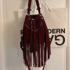 Sandro väska  - Söker denna otroliga väska från Sandro, helst i blått. 