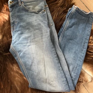 Tiger of sweden jeans  - Säljer nu dessa feta tiger of sweden jeans då de inte längre passar! Mycket najs färg och passformen är pistelero! Storlek 29/32! Nypris 1800kr mitt pris 399kr!! Skriv vid ytterligare frågor/funderingar