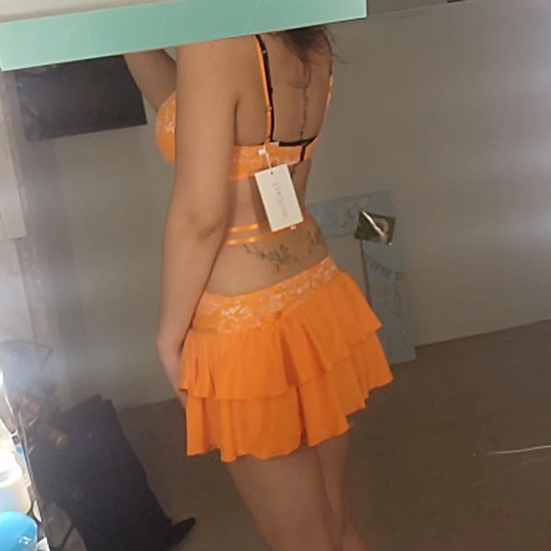 Orange spetsklänning från outcast - 1