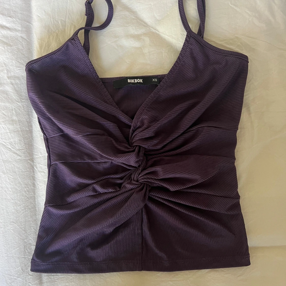 Lila croppad linnetopp från Bik Bok - 2