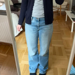 Ljusblå straight jeans - Säljer ett par ljusblå jeans från Lindex i storlek 36. Modellen är midwaist, rak och relativt loose. Säljer endast då dom inte längre passar mig. Hör av dig vid eventuella frågor🫶