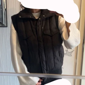 Väst - Säljer denna väst. Bra skick. Passar XS-M. Vid intresse är det bara att höra av sig ❤️