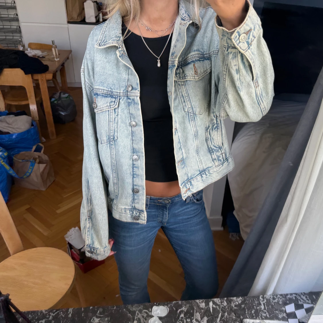 Ljusblå jeansjacka med knappar - 1