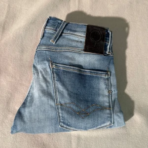 Replay Anbass jeans  - Tjena! Säljer nu ett par Replay Anbass jeans i storlek w27! Dom är i ett bra skick 7/10 inga större defekter! Om ni har några funderingar så är det bara att höra av sig!😀