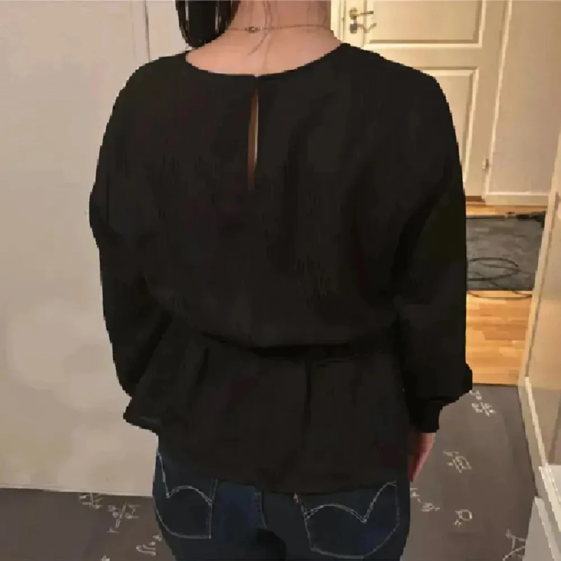 Svart blus med smockad midja - 3