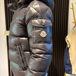 Moncler Maya jacka  - Säljer nu min Monclet Maja jacka, super bra skick dvs inga skador och väldigt fräsch! Det är storlek 2 på jackan. Skriv vid några funderingar!